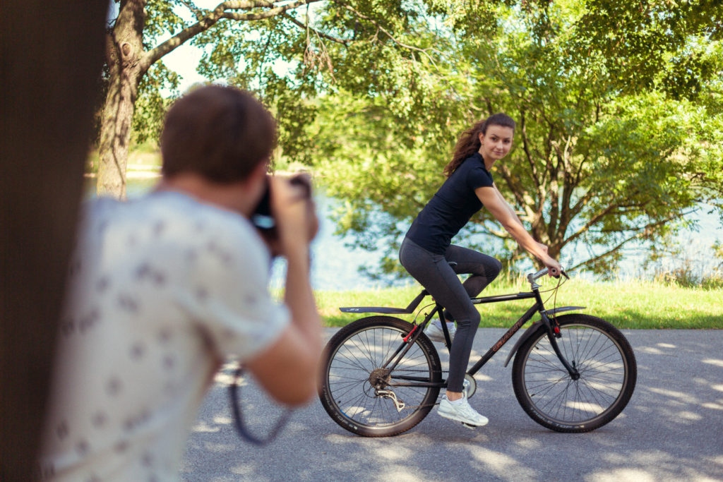 Fotograf fotografiert eine Radfahrerin
