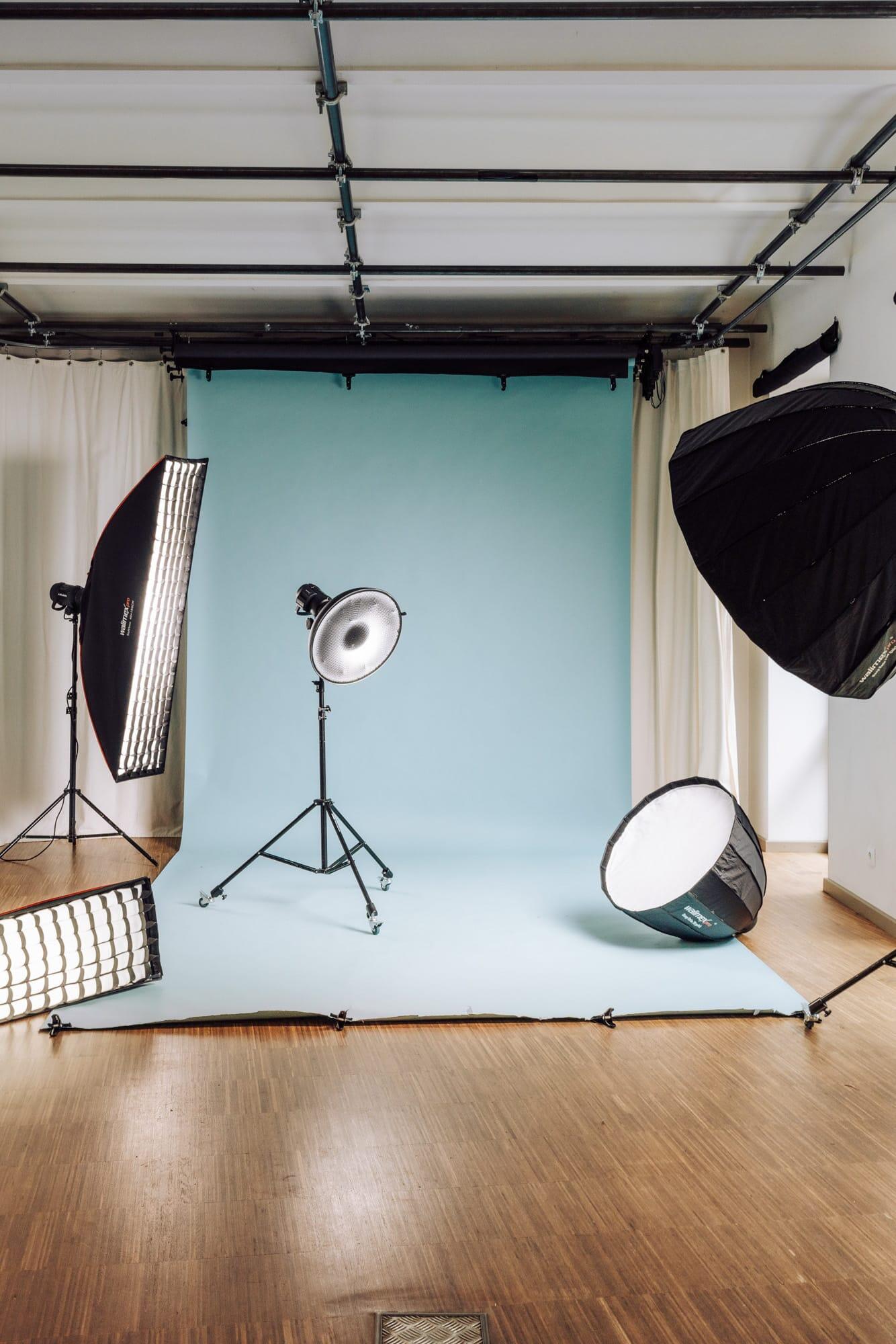boxquadrat_Fotostudio_Equipment_2024 Foto Equipment auf blauem Hintergrund im boxquadrat Studio