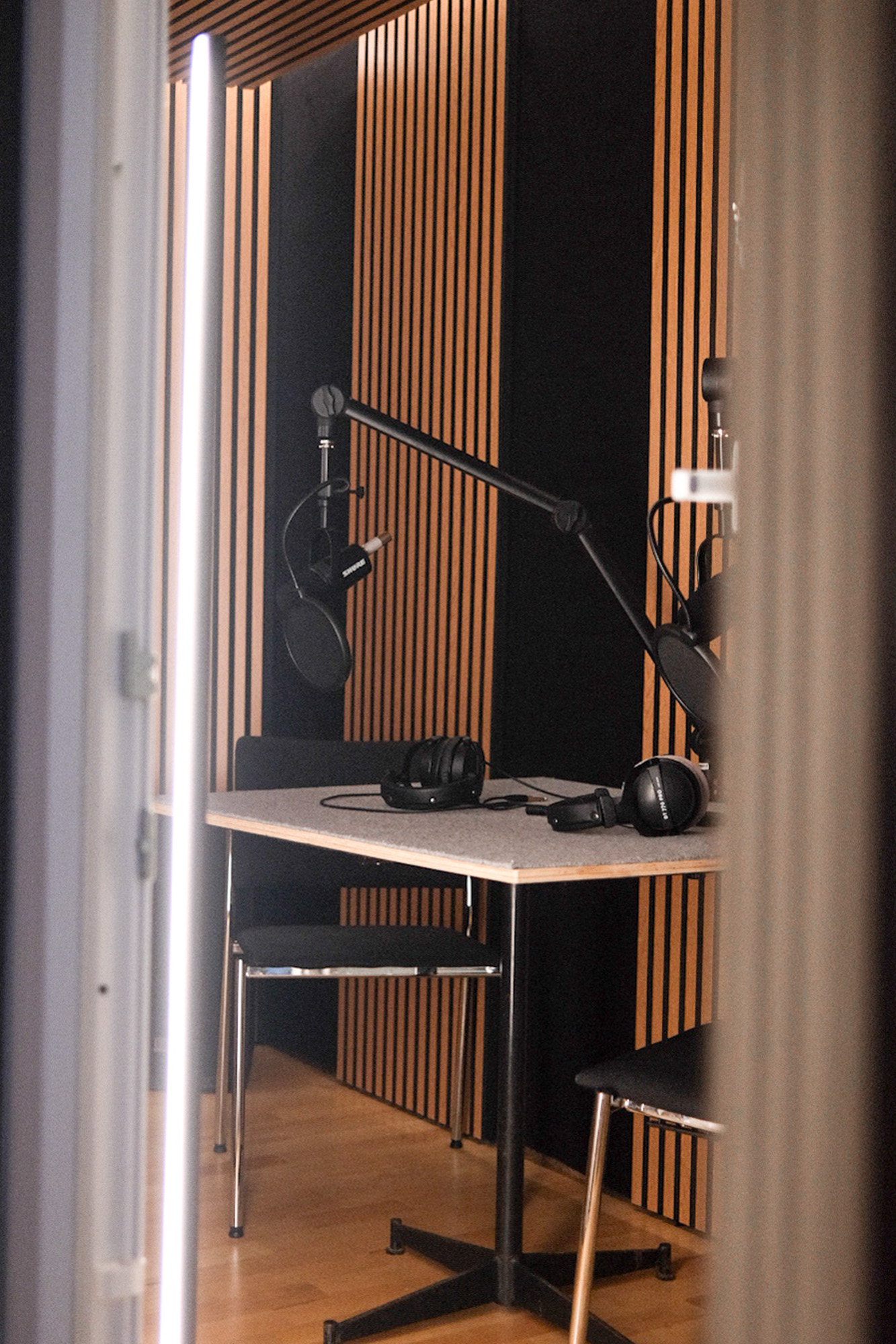 boxquadrat_Tonstudio_wien Vocal Booth im boxquadrat Ton Studio, fotografiert durch eine glas Türe