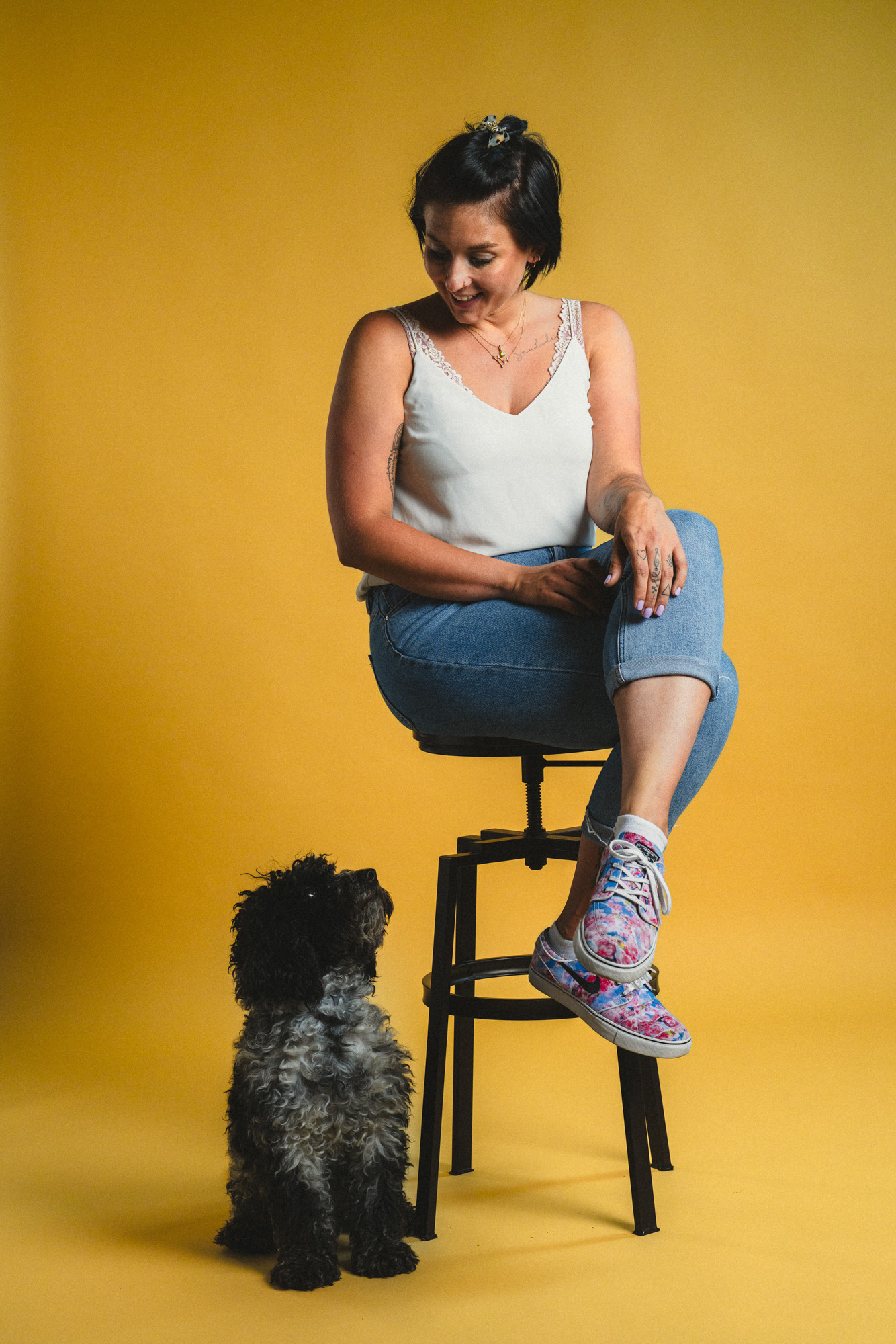 boxquadrat_Paula-Sidorczuk_2025 Ganzkörper Foto von Paula Sidorczuk, sitzend auf einem Hocker mit ihrem Hund Mango, im boxquadrat Fotostudio 1160 Wien