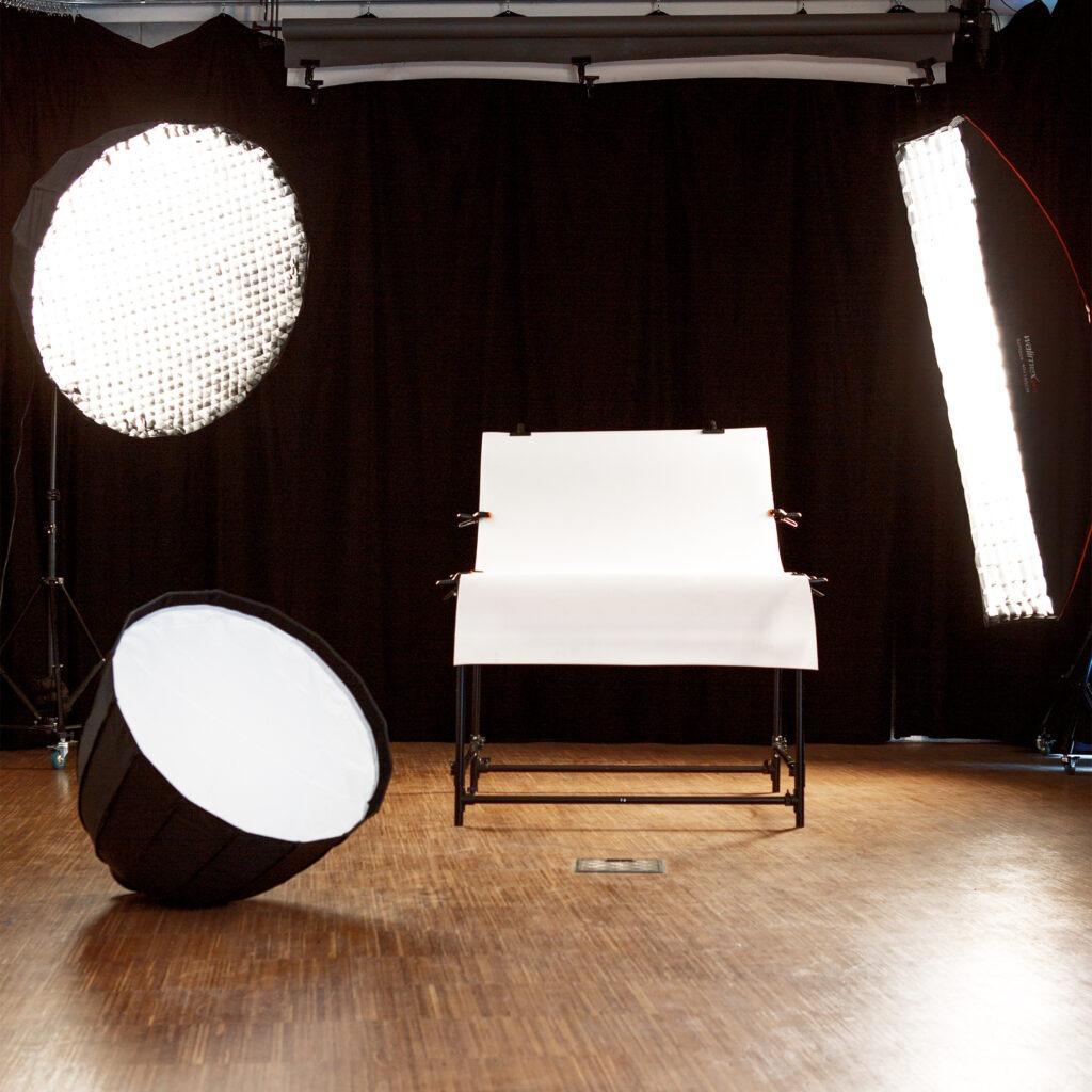 boxquadrat photo studio with flash unit and product table