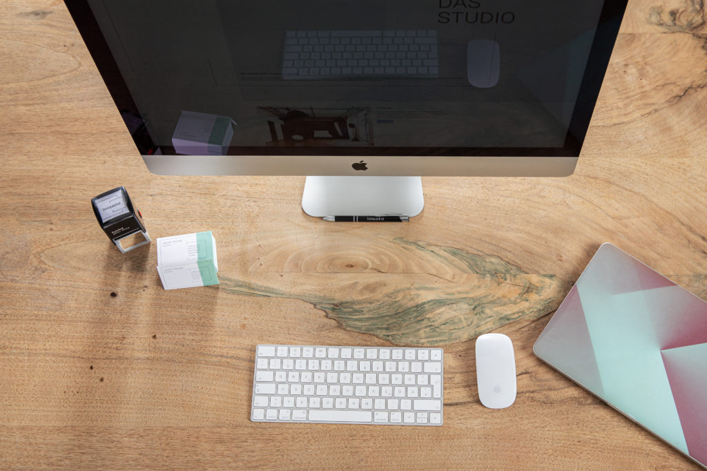 Film Produktion Arbeitsplatz mit einem iMac und einem Laptop im boxquadrat Studio