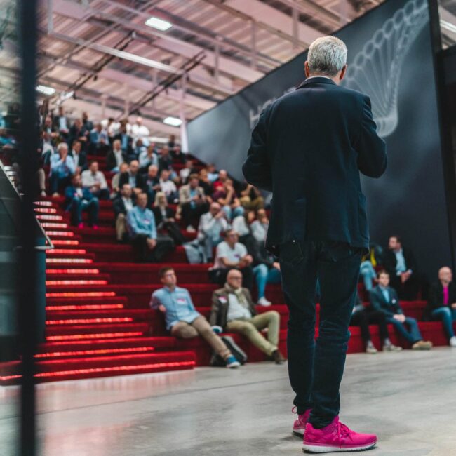Eventfoto eines Redners beim IOT Event von Magenta, von hinten