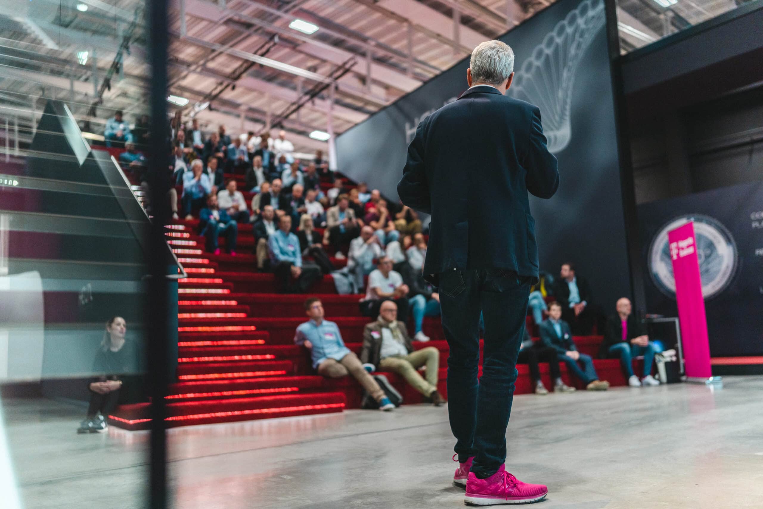 Eventfoto eines Redners beim IOT Event von Magenta, von hinten