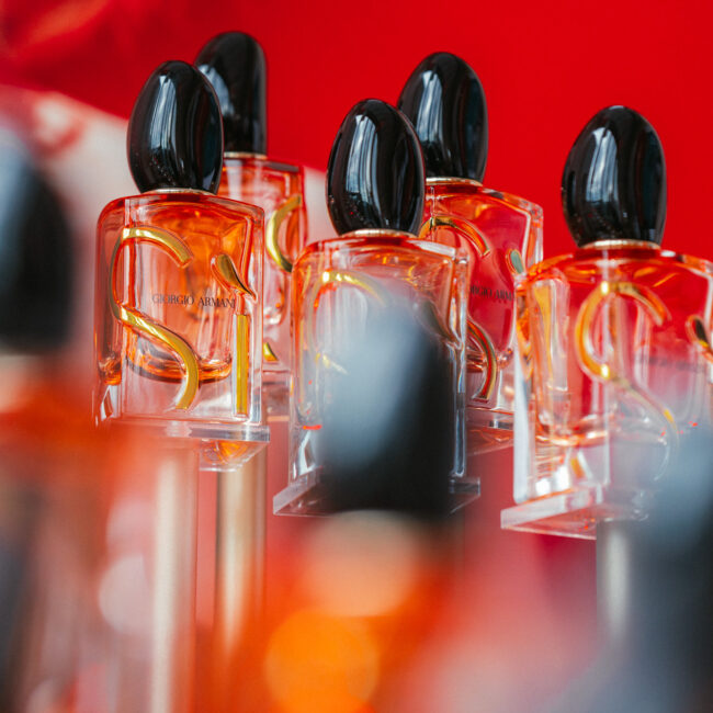 Produktfoto von vier roten Armani Parfum Flaschen