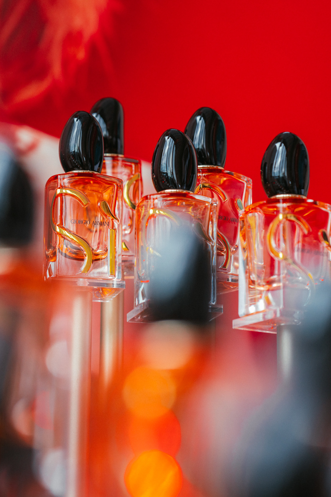 Produktfoto von vier roten Armani Parfum Flaschen