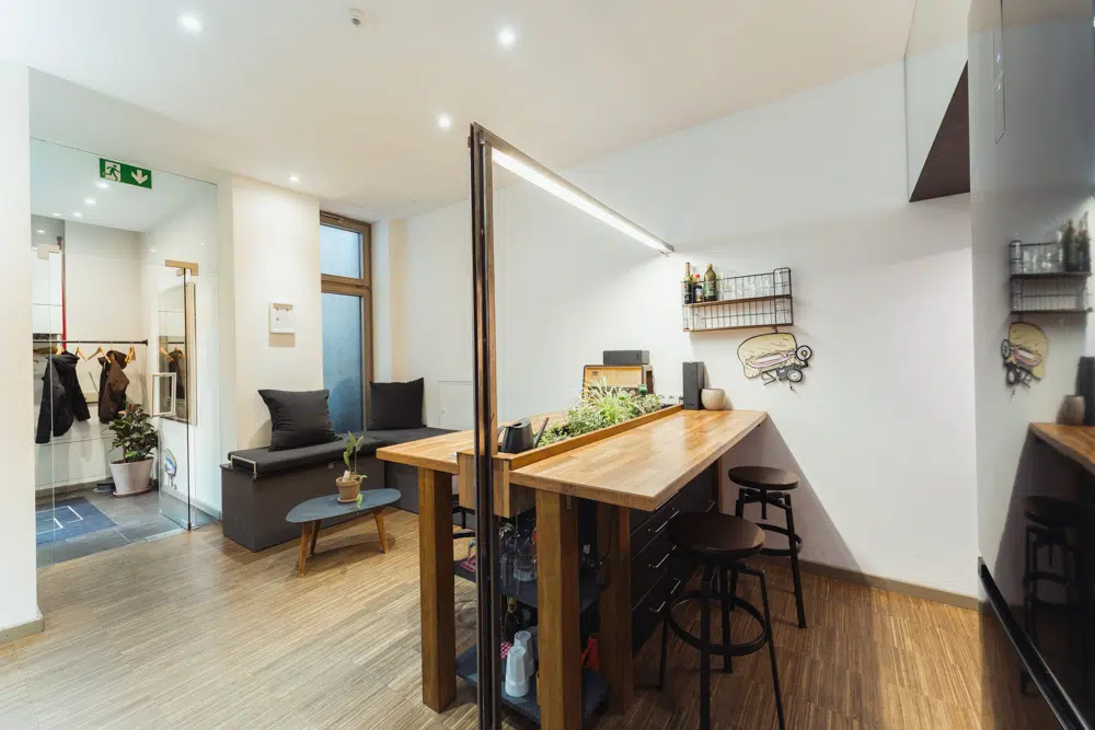 Mietstudio Wien Küchenbereich — Profi-Kaffeemaschine + Lounge