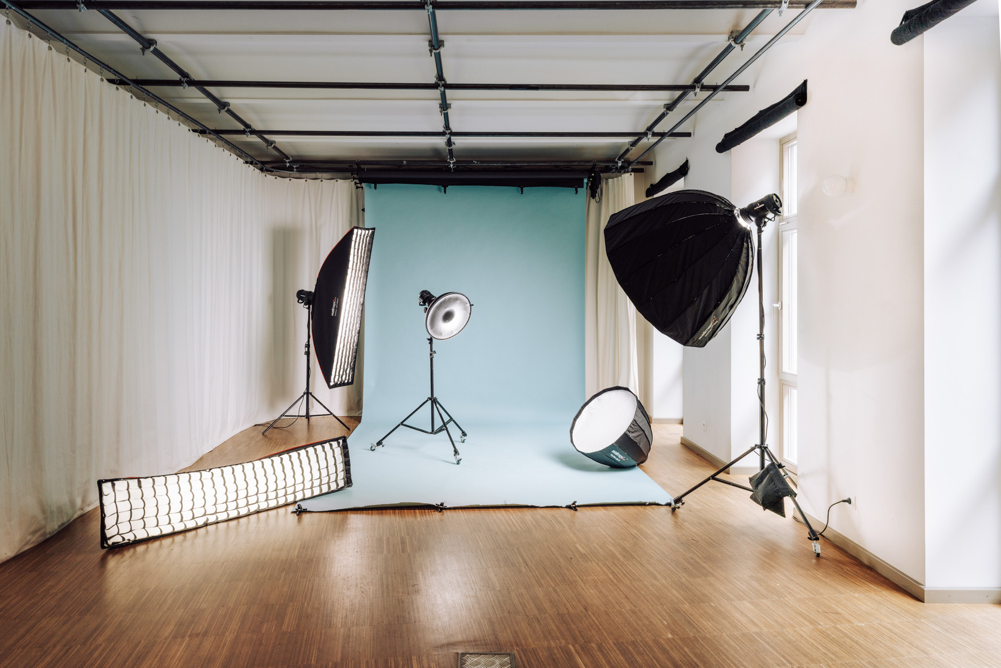 Foto Equipment auf blauem Hintergrund im boxquadrat Studio