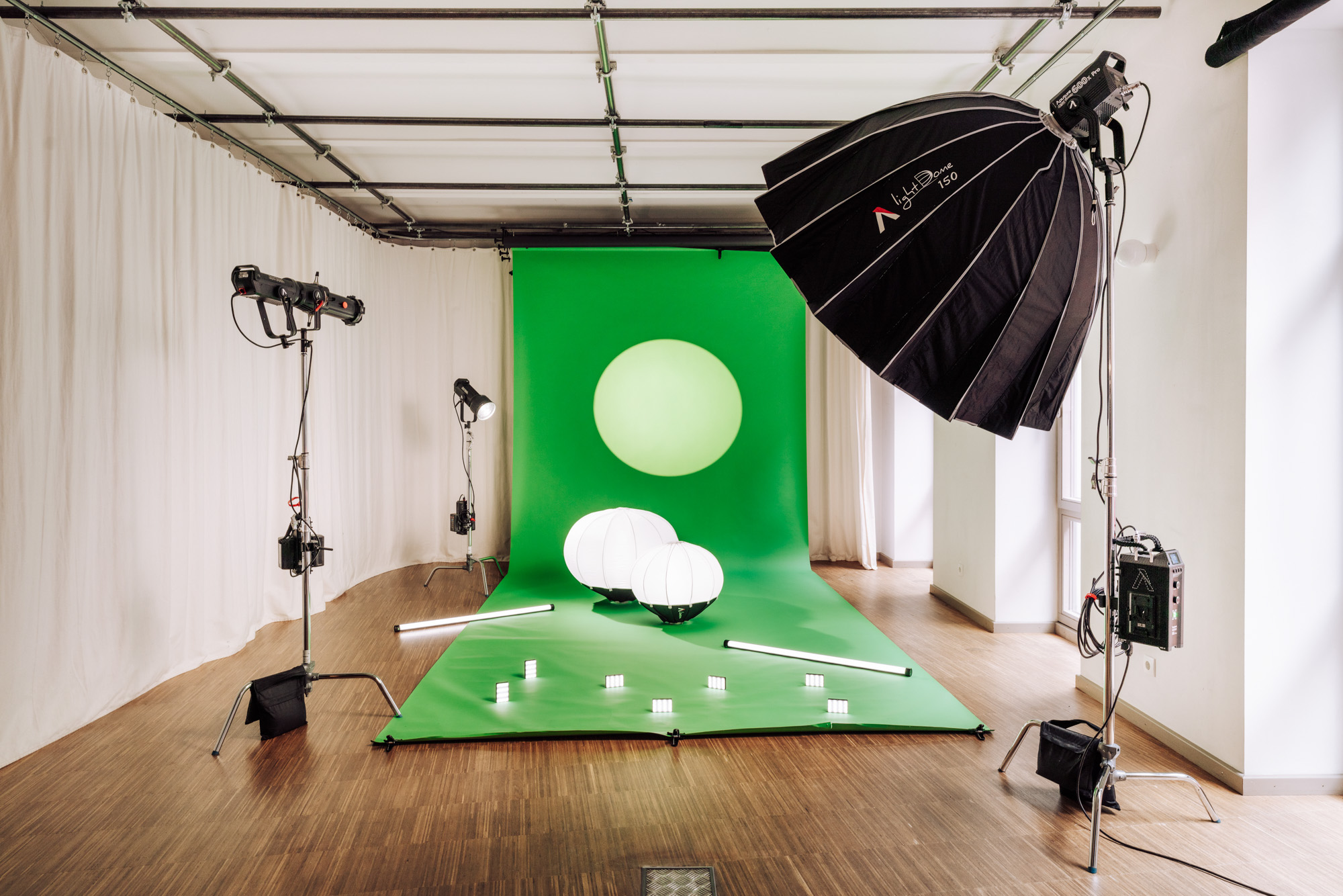Film Equipment auf grünem Hintergrund im boxquadrat Studio