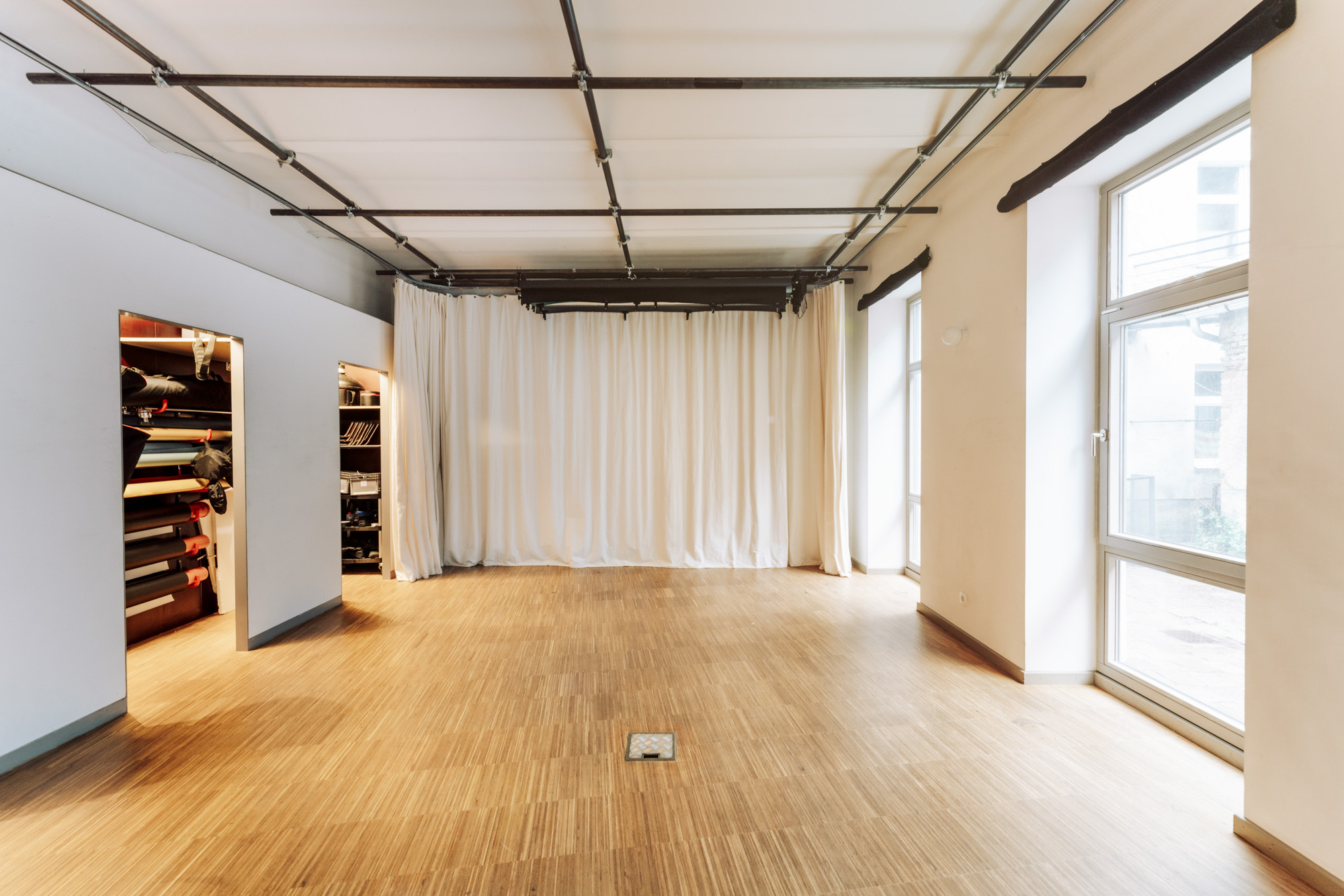 boxquadrat Studio mit weißem Vorhang