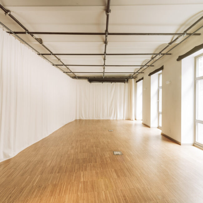 boxquadrat Filmstudio mit weißem Vorhang