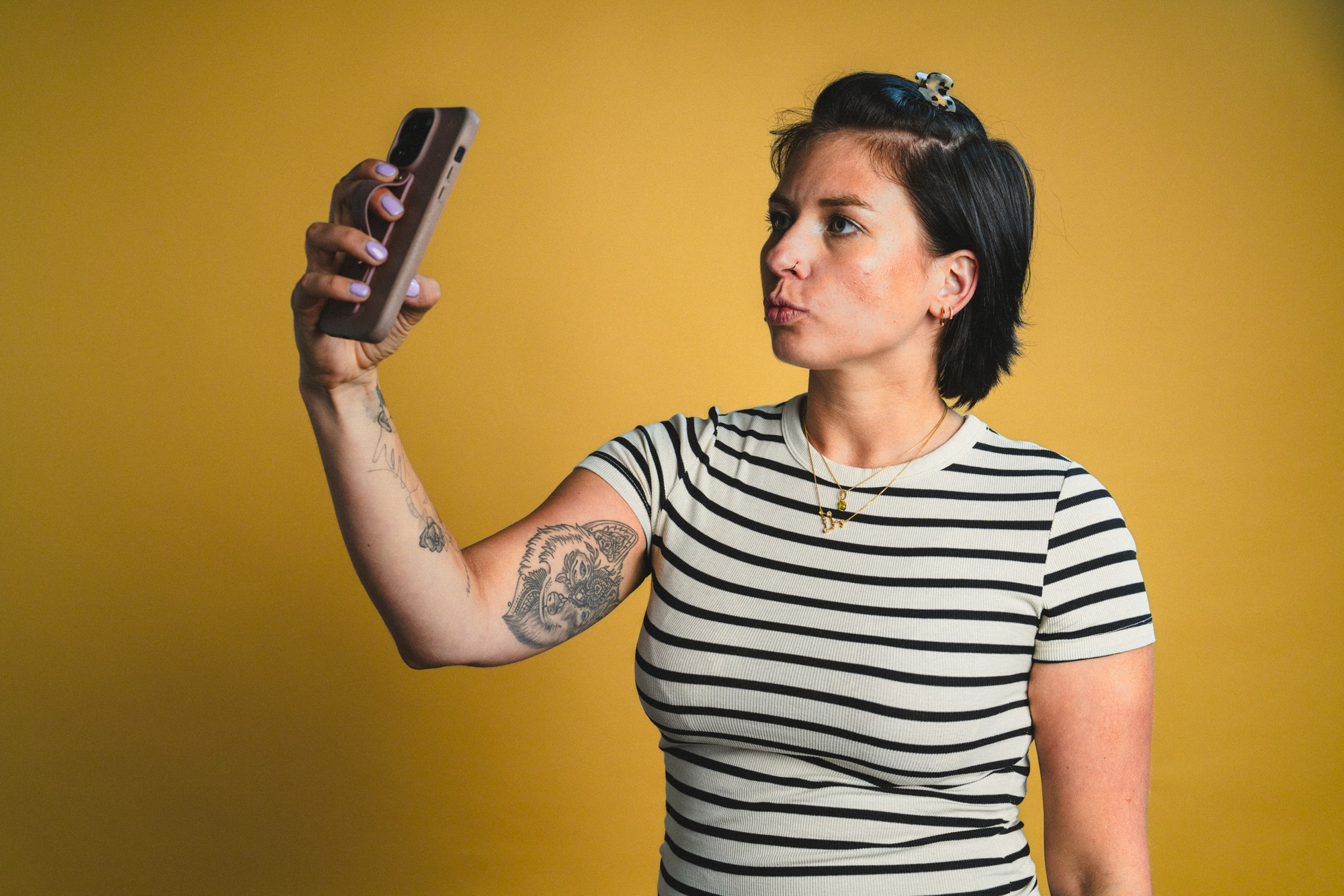 Foto im Profil von Paula Sidorczuk, die lächelnd ins Handy schaut, im boxquadrat Fotostudio 1160 Wien