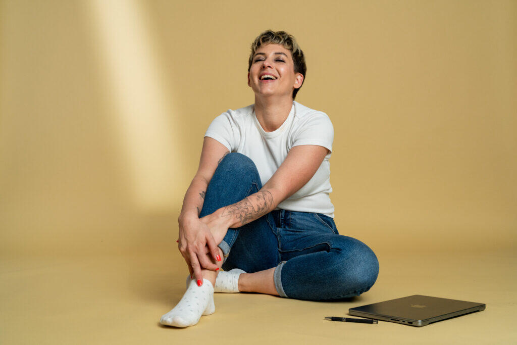 Paula Sidorczuk von boxquadrat lachend und sitzend am Boden