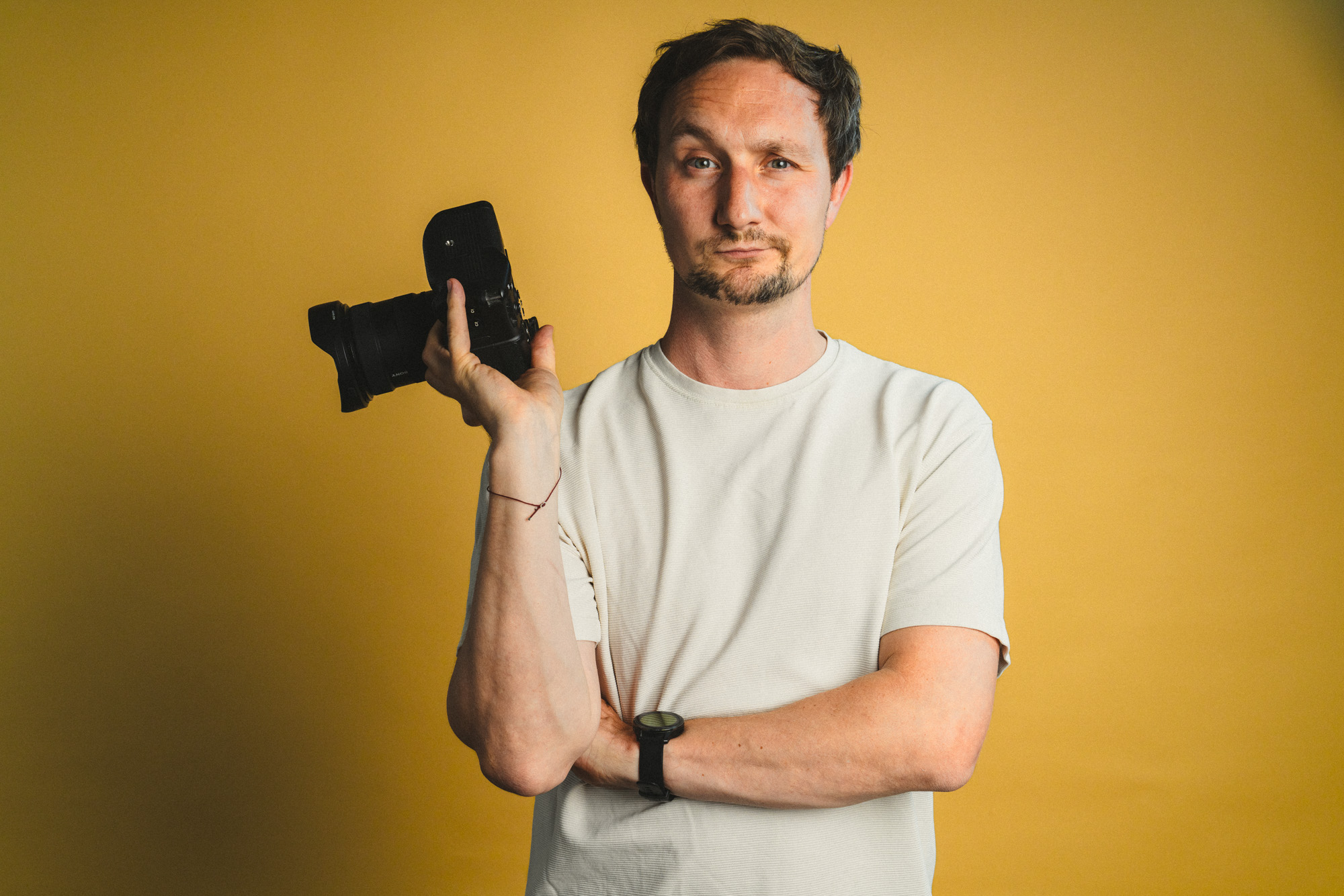 Portrait von Philipp Schulz, mit Fotokamera in der Hand, im boxquadrat Fotostudio 1160 Wien