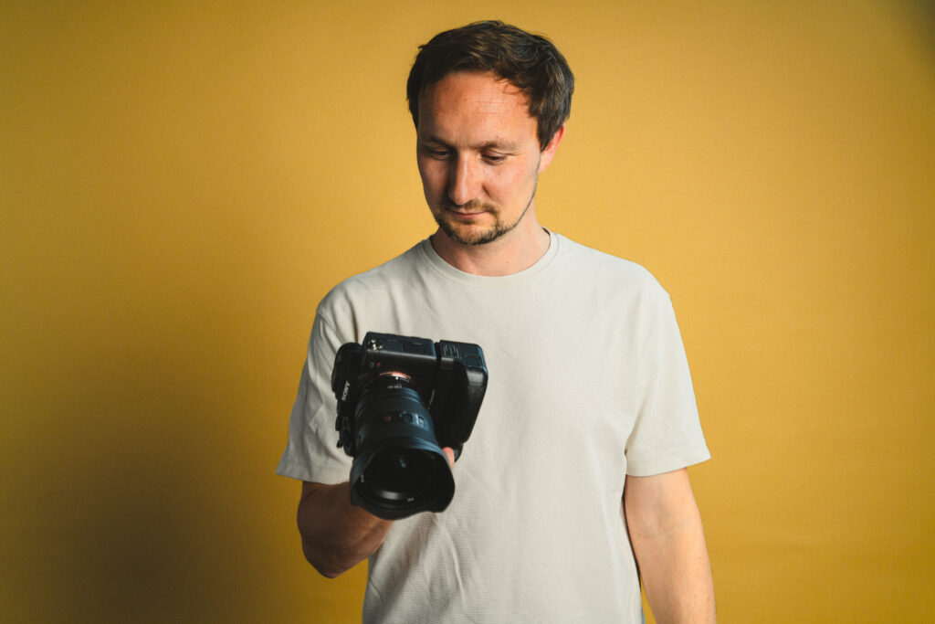 Portrait von Philipp Schulz, der auf die Kamera schaut, im boxquadrat Fotostudio 1160 Wien