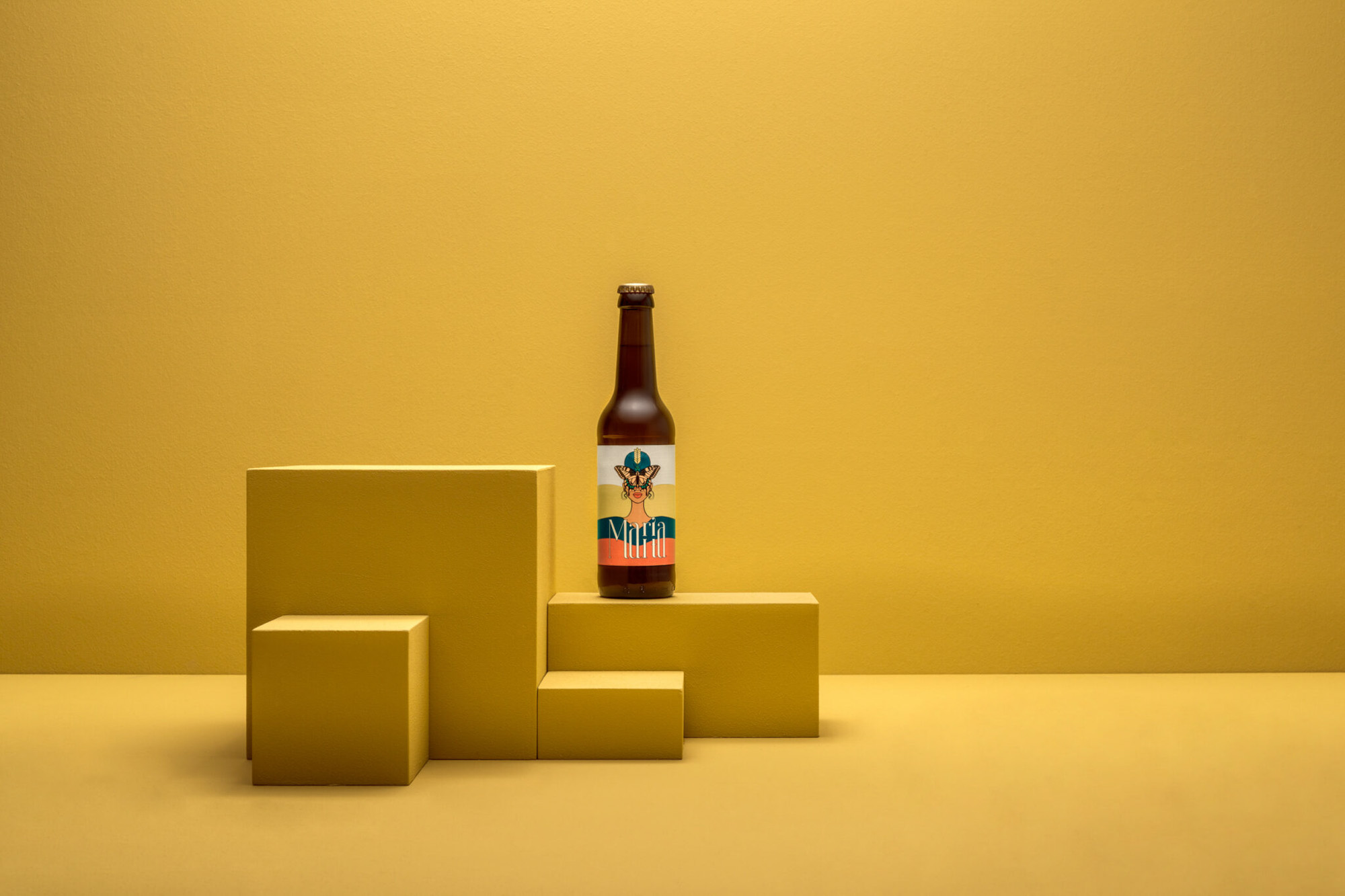 Foto Produktion im boxquadrat Studio. Prouktfoto von dem Getränk Maria Malta auf gelbem Hintergrund