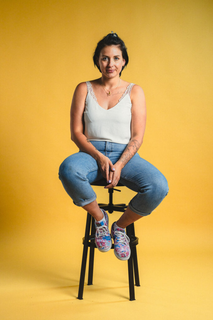 Ganzkörper Foto von Paula Sidorczuk, sitzend auf einem Hocker, im boxquadrat Fotostudio 1160 Wien