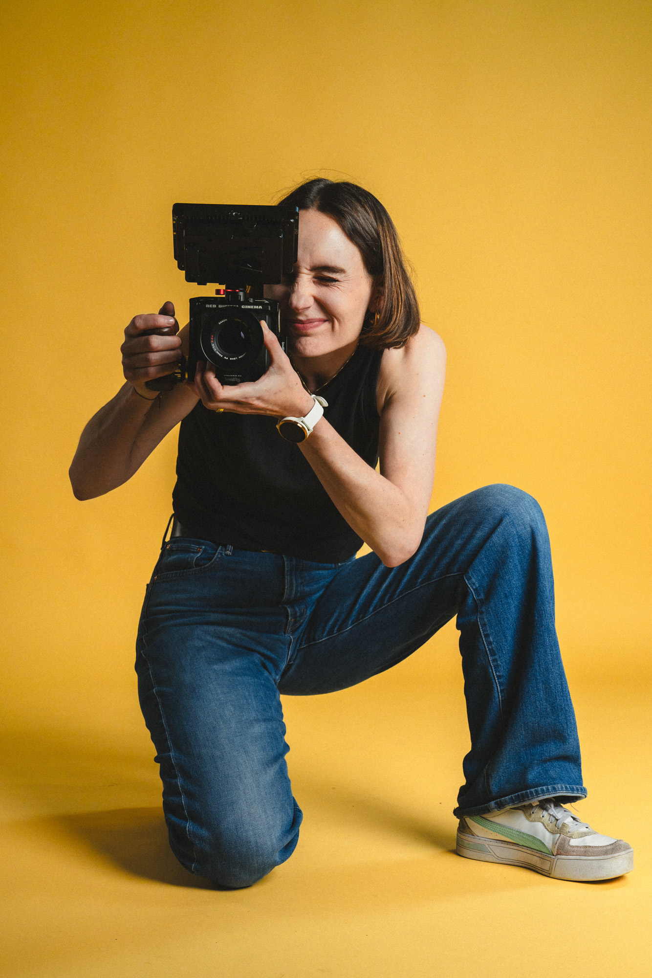 Ganzkörper Foto von Lauren Klocker, die eine RED Komodo 6k in der Hand hält, im boxquadrat Fotostudio 1160 Wien
