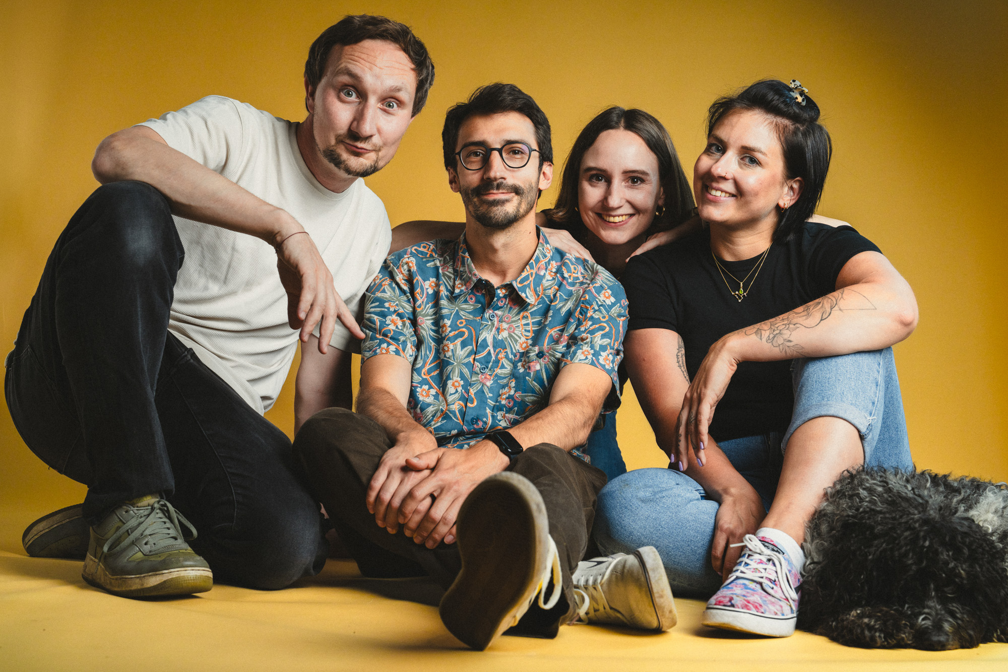 Über Uns Gruppenfoto von Philipp Schulz, Paula Sidorczuk, Jakob Grill und Lauren Klocker im boxquadrat Fotostudio