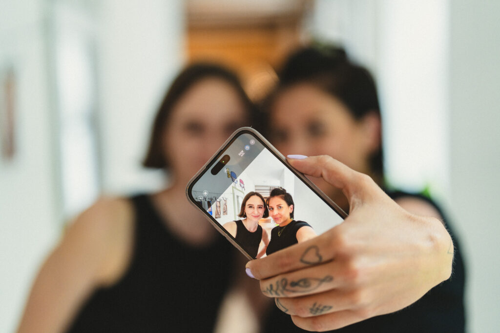 Foto von Paula Sidurczuk und Lauren Klocker die ein Selfie machen