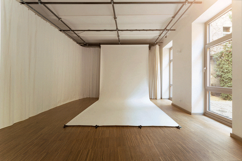 Film & Foto Studio boxquadrat Wien mit verschiden Farbigen Hintergründen