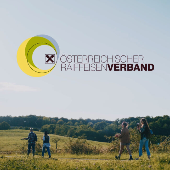 Gruppe von Menschen spaziert in der Natur