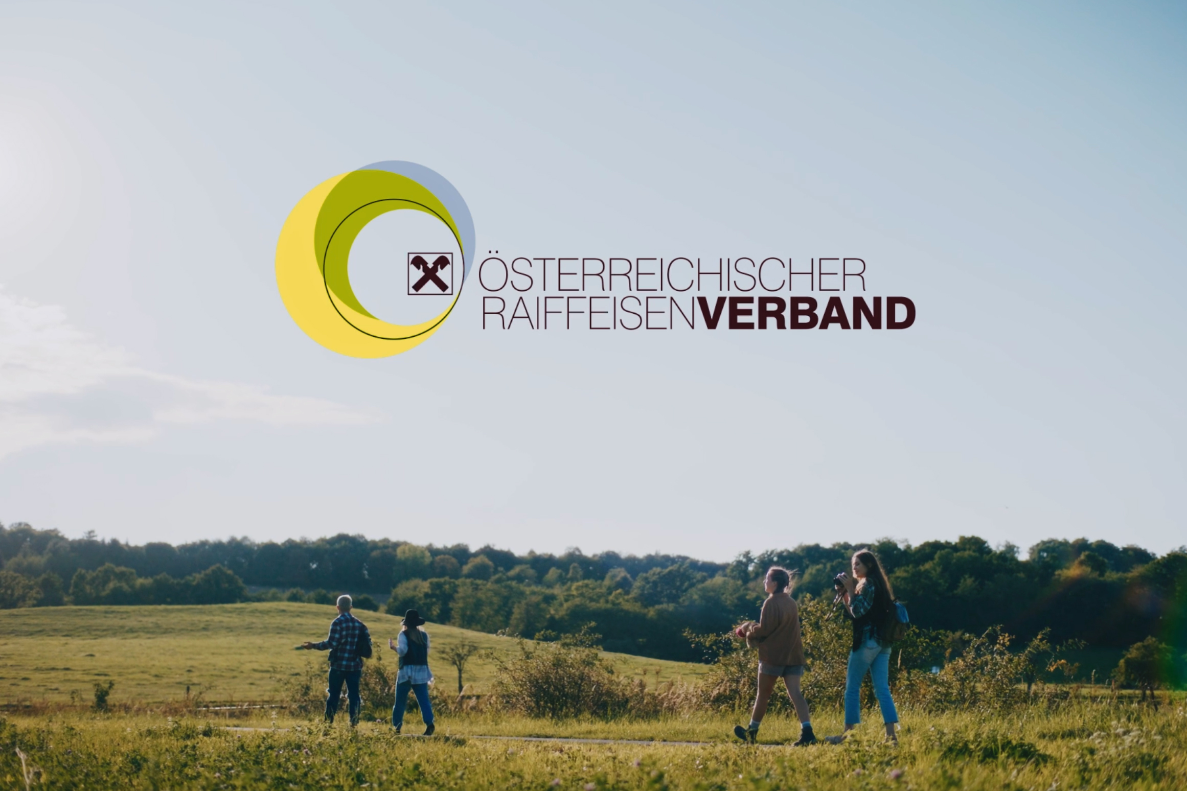 Gruppe von Menschen spaziert in der Natur