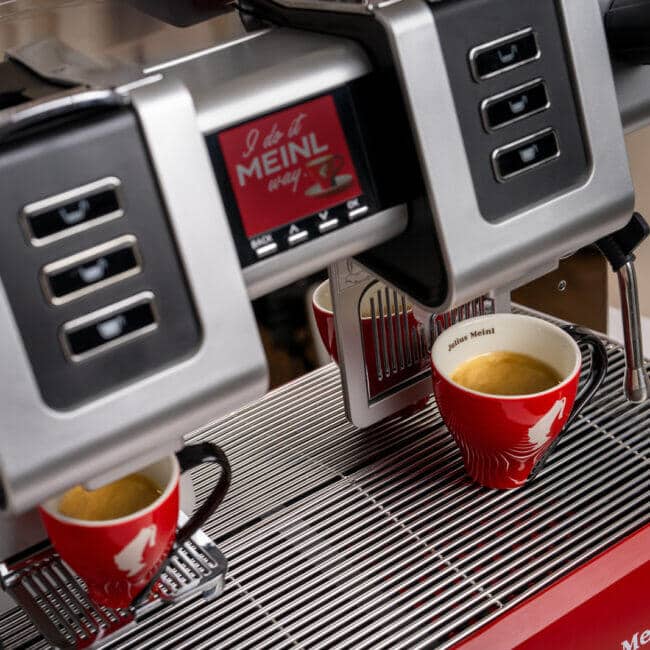 Detail Produktfoto von großer Kapselmaschine von Julius Meinl mit Kaffeetasse