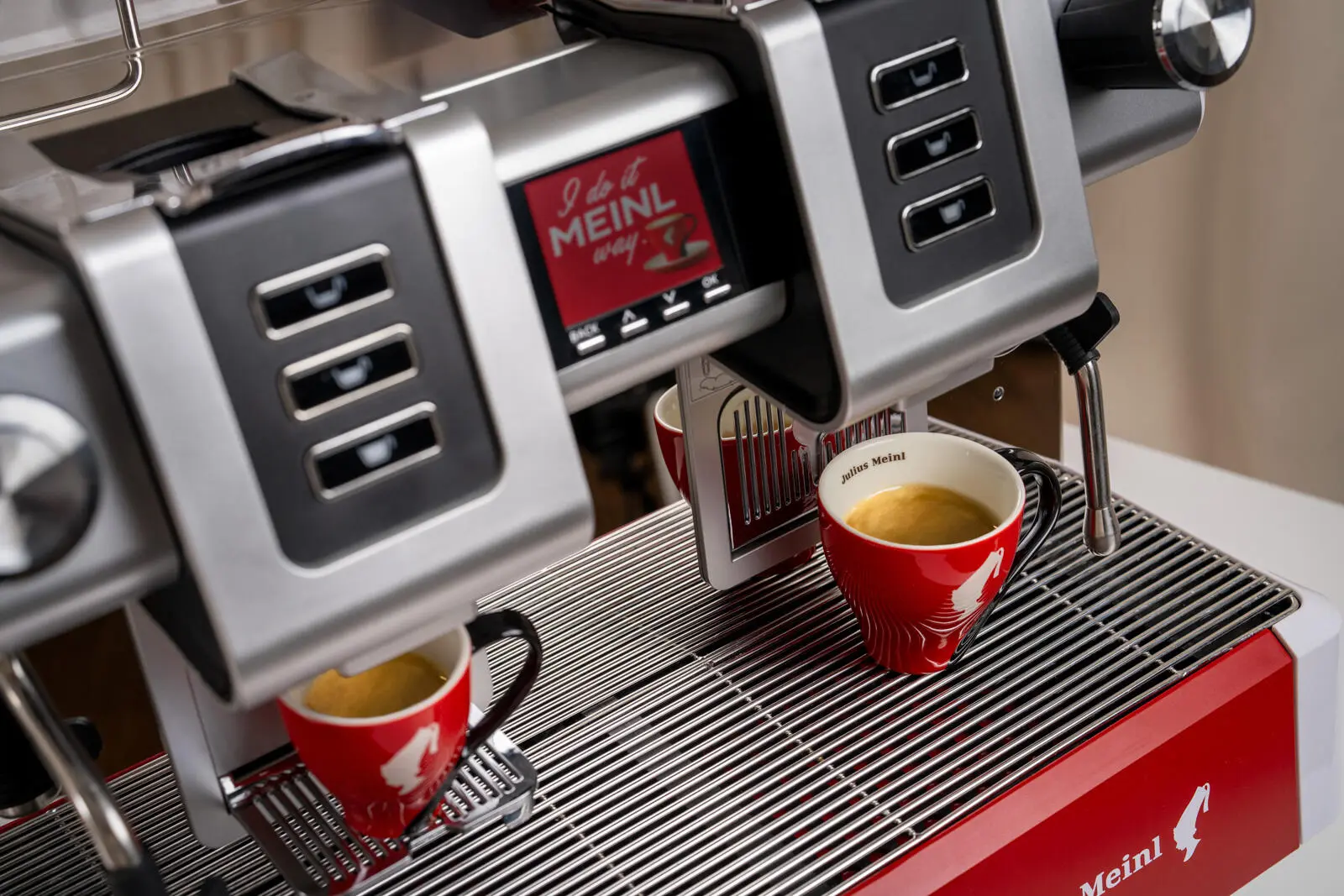 Detail Produktfoto von großer Kapselmaschine von Julius Meinl mit Kaffeetasse