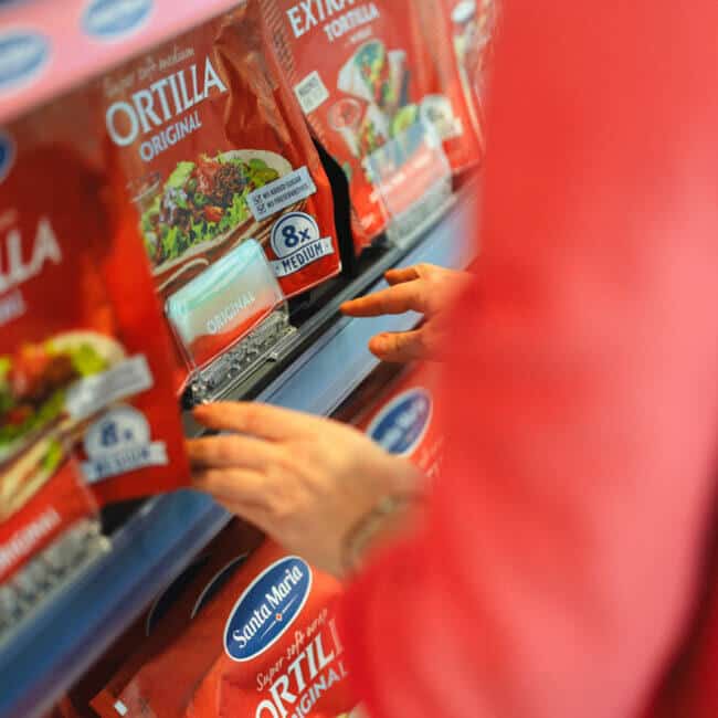 Nahaufnahme Santa Maria Tortilla-Verpackung, Hand greift danach