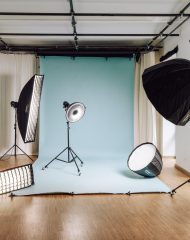 Foto Equipment auf blauem Hintergrund im boxquadrat Studio