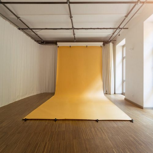 boxquadrat Fotostudio mit gelbem Paper Backdrop