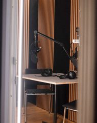 Vocal Booth im boxquadrat Ton Studio, fotografiert durch eine glas Türe